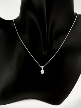 Colgante solitario de diamantes de 0,49 quilates en oro blanco de 14 quilates, 18"