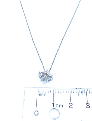 Colgante de hoja de arce con diamantes canadienses de 0,04