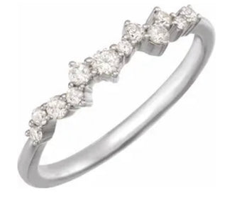 Anillo apilable disperso de diamantes cultivados en laboratorio de 1/4 CTW amarillo de 14 quilates 