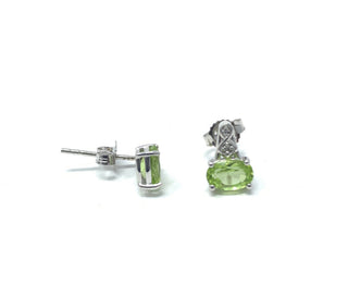 Pendientes de oro blanco de 10 quilates con peridoto genuino de 1,00 quilates y diamantes de 0,017 quilates