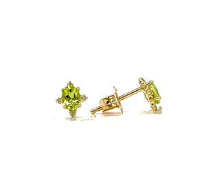 Pendientes de oro amarillo de 10 quilates con peridoto de 0,30 quilates y diamantes de 0,04 quilates
