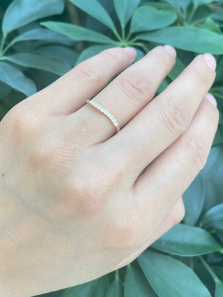 Anillo de oro amarillo de 10 quilates con diamantes de 0,10 quilates de talla redonda, 6,5