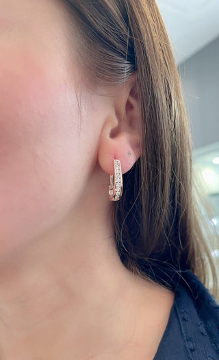 Pendientes tipo argolla con bisagras Huggie en oro rosa de 10 quilates con diamantes de 1,00 quilates