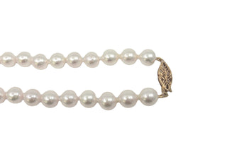 Hebra de perlas cultivadas blancas de 8-8,5 mm con cierre de perlas de oro amarillo de 14 k - 18"