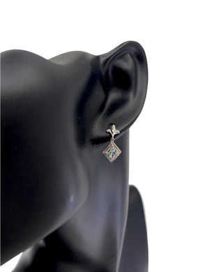 Pendientes de oro blanco de 10 quilates con topacio azul cielo genuino de 0,60 quilates y diamantes de 0,03 quilates