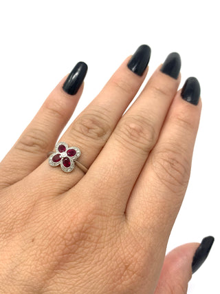 Anillo de rubí y diamantes