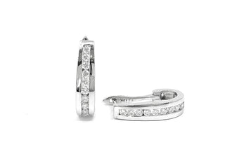 Pendiente tipo argolla con bisagras Huggie de diamantes de 0,15 quilates en oro blanco de 10 quilates