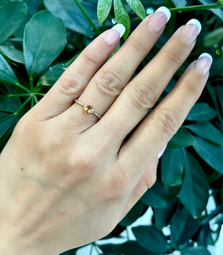 Anillo de oro amarillo de 10 quilates con citrino genuino de 0,22 quilates y diamante de 0,03 quilates