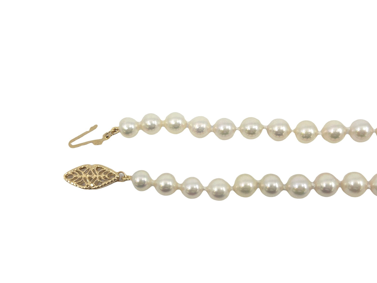 Hebra de perlas cultivadas graduadas blancas de 5,5 a 7,5 mm con cierre de perlas de oro amarillo de 14 k - 18&quot;
