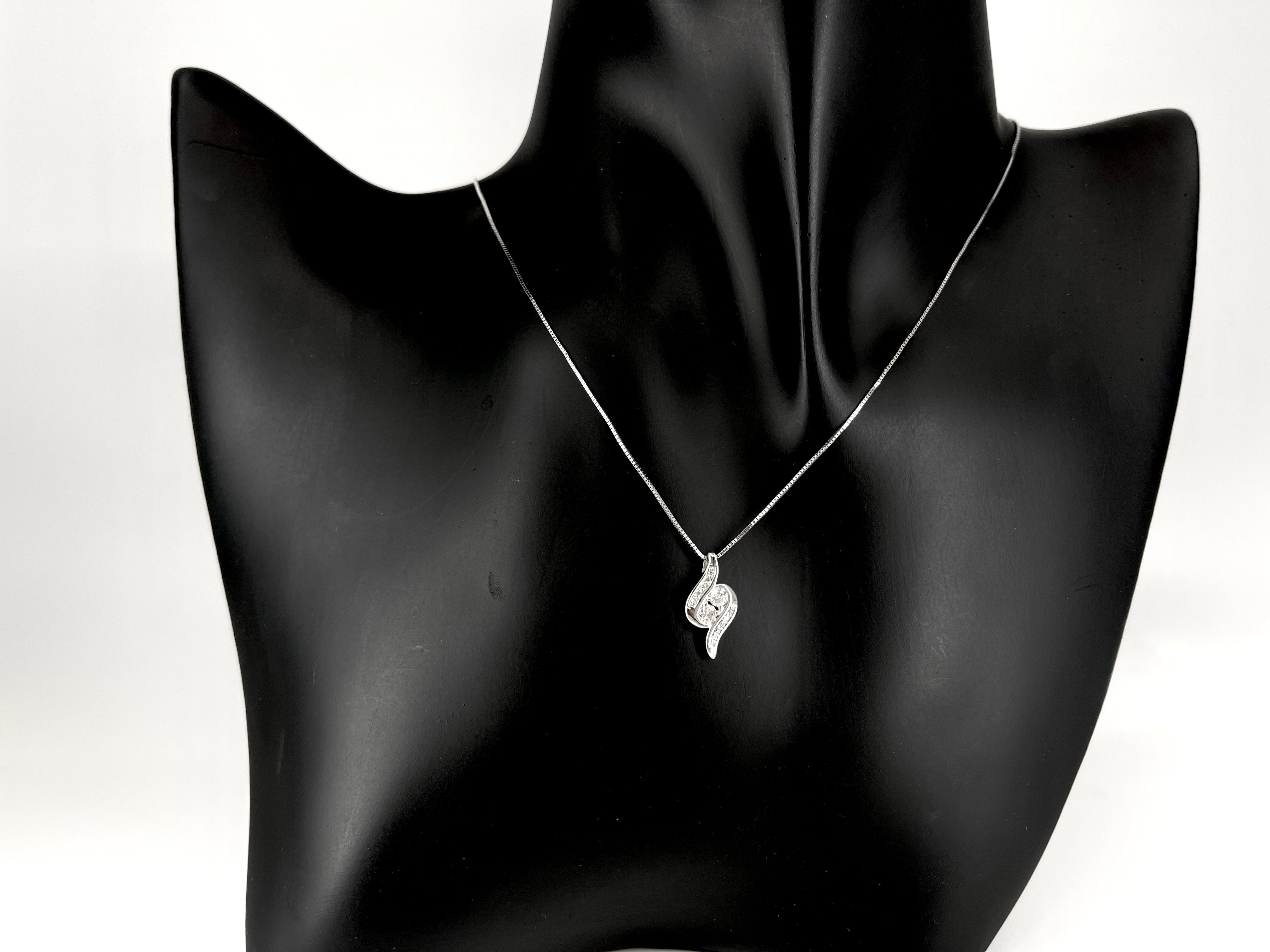 10K White Gold 0.25cttw Diamond Pendant, 18"