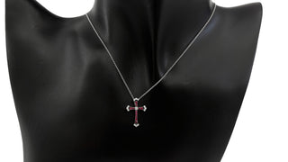 Colgante de cruz de oro blanco de 10 quilates con rubí de 0,18 quilates y diamante de 0,07 quilates - 18 pulgadas