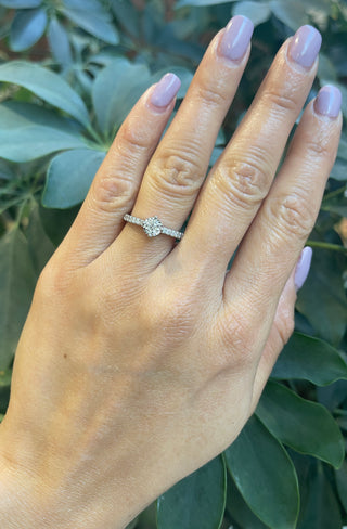 Anillo de oro blanco de 10 quilates con diamantes redondos de talla brillante de 0,51 quilates