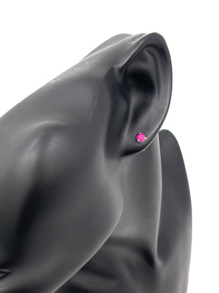 Aretes de oro blanco de 10 quilates con rubí genuino de 0,50 quilates