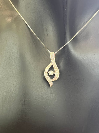 Colgante de oro blanco de 10 quilates con diamantes de 0,25 quilates en total, 18"