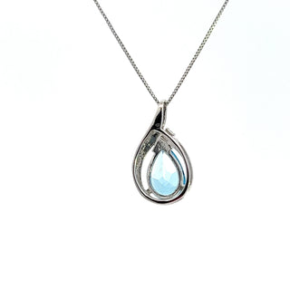 Collar de oro blanco de 10 quilates con topacio azul de 9x6 mm y diamantes de 0,015 quilates - 18 pulgadas