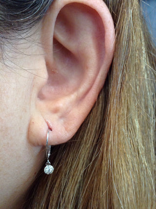 Aretes con cierre de palanca y diamantes de 0,13 quilates en oro blanco de 10 quilates
