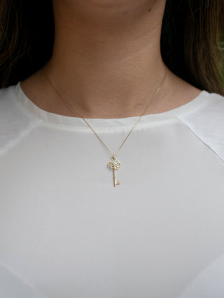 Collar con llave de diamante canadiense de 0,02 quilates de oro amarillo de 10 quilates, 18"