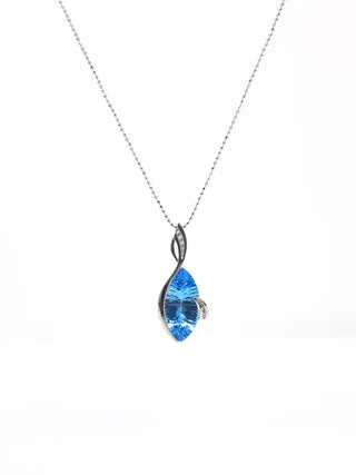 Colgante de topacio azul y diamantes