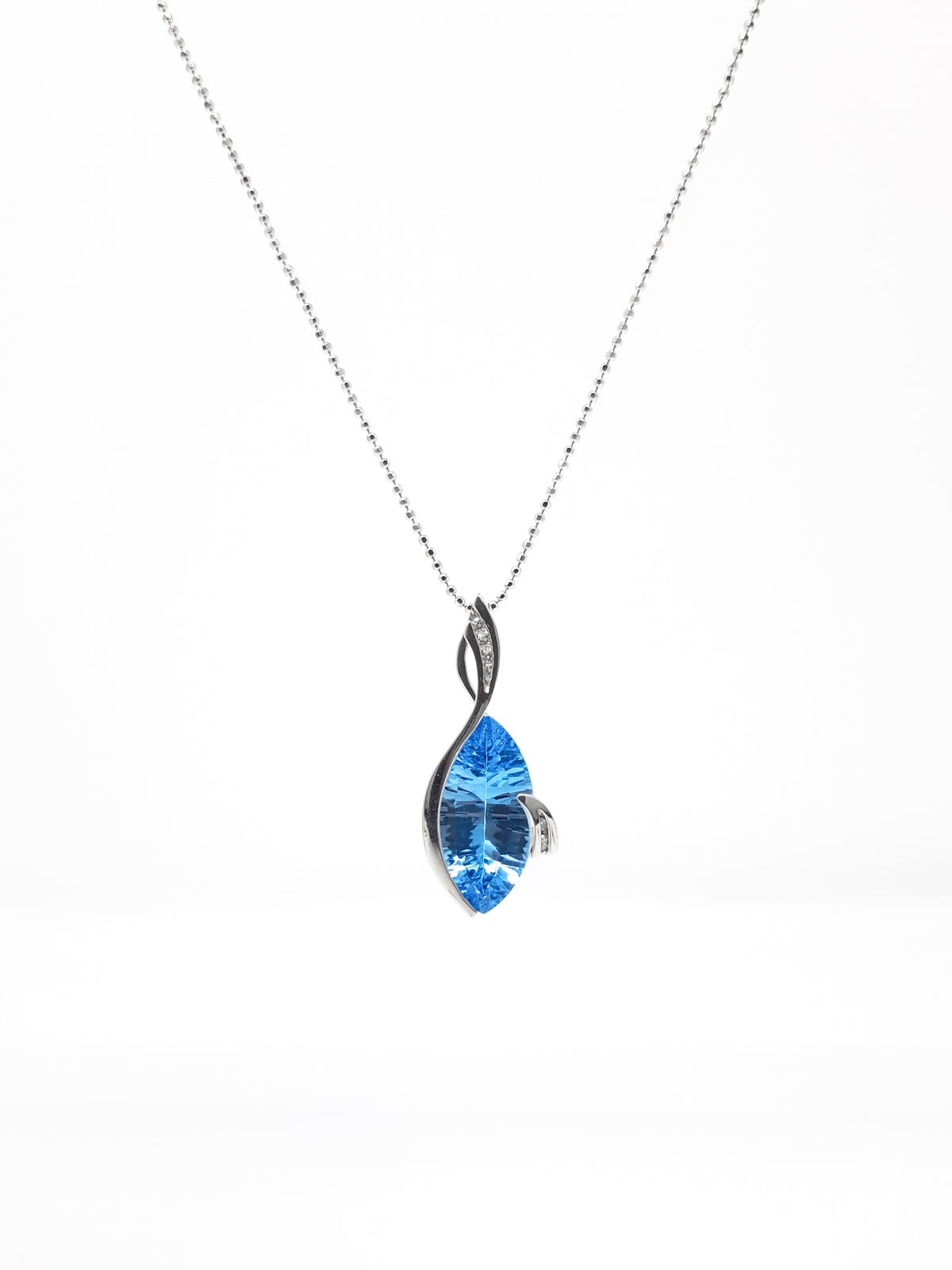 Colgante de topacio azul y diamantes