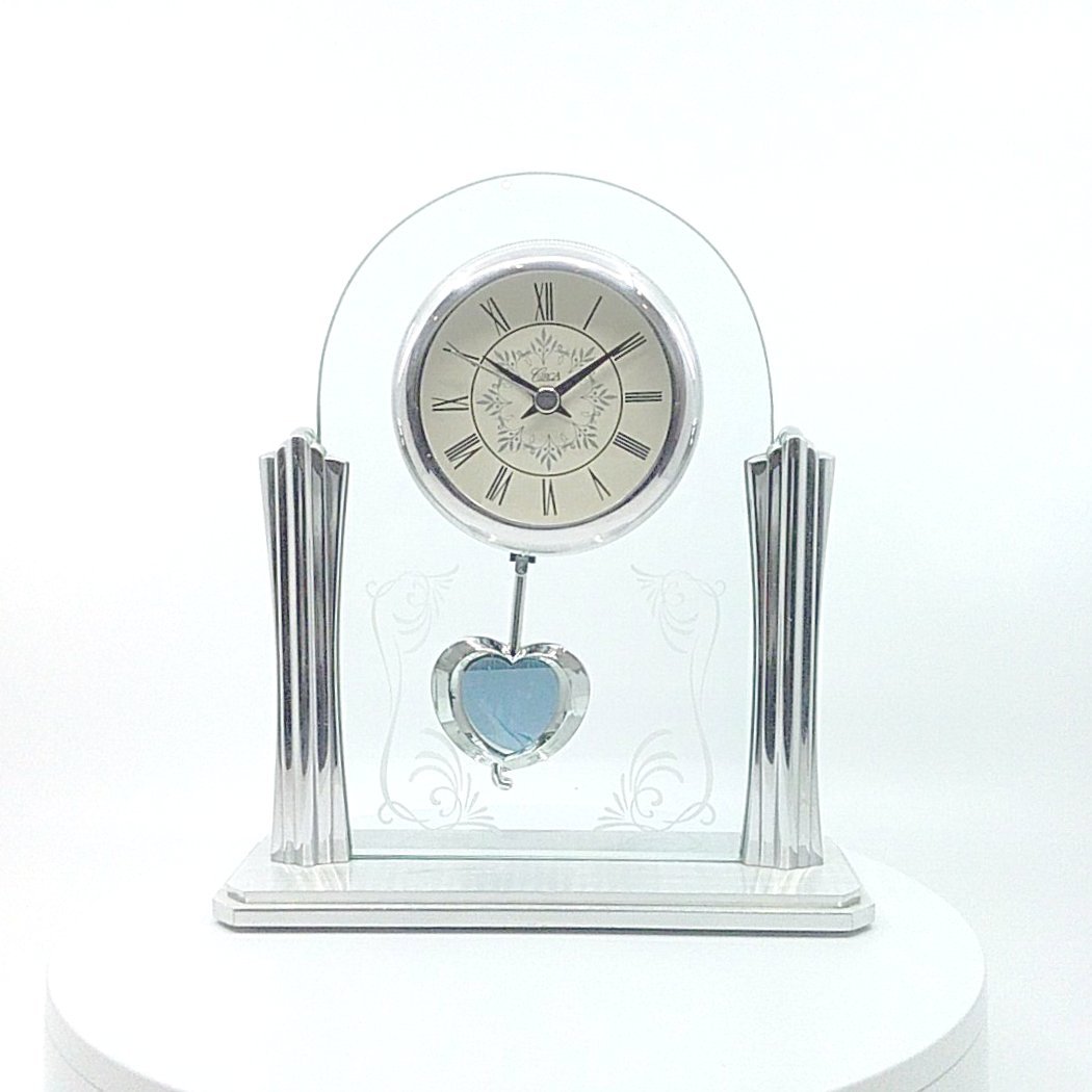 Reloj de cristal con péndulo de corazón